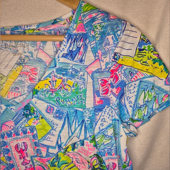 Lilly Pulitzer Etta V-Neck T-Shirt “Wish You Were Here" - SIZE Medium - NWT - Picture 3 of 6